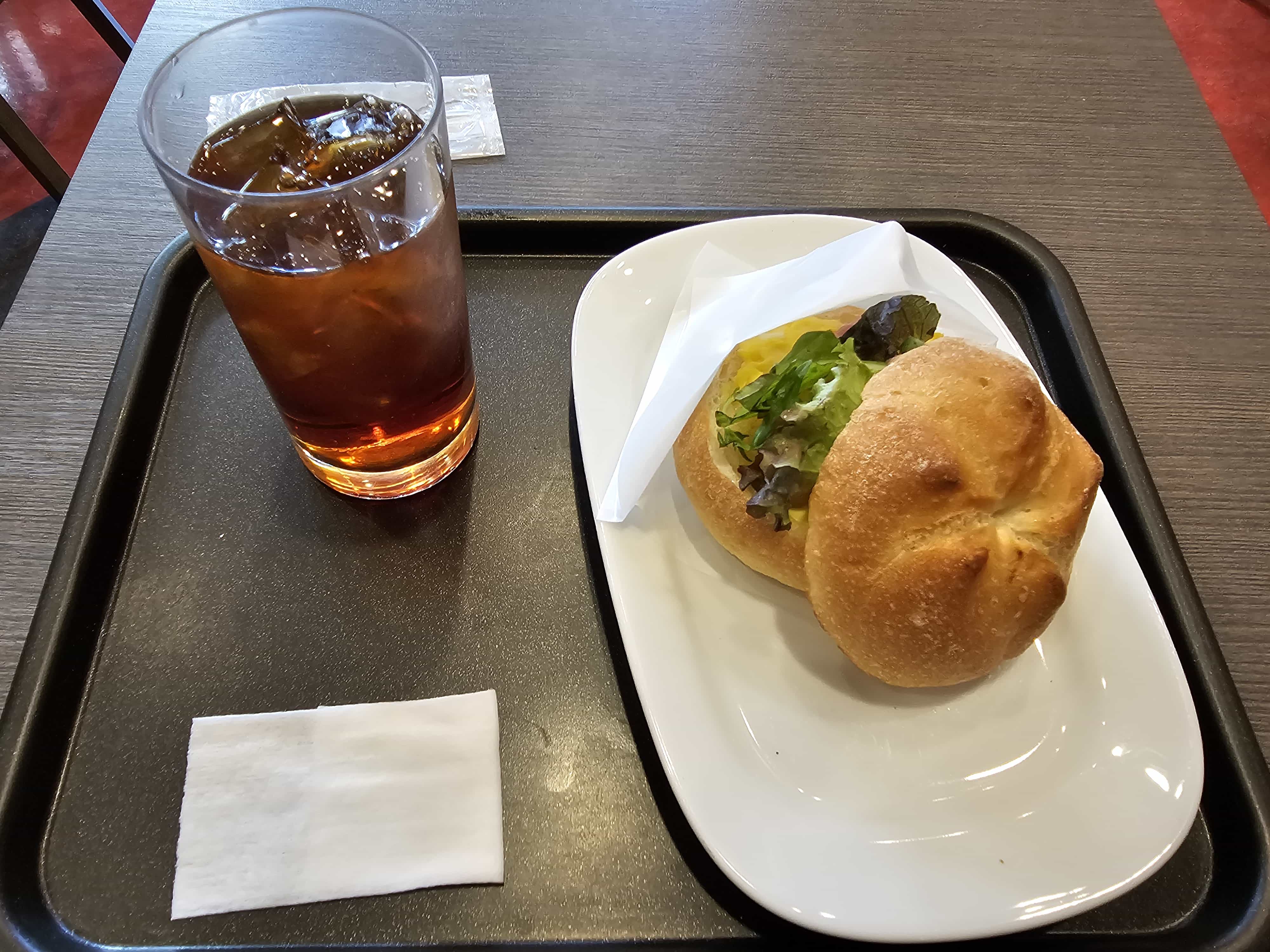 Picture of egg sandwhich with iced black tea